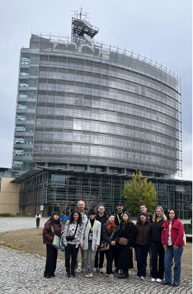 Gruppenfoto vor dem MDR-Hochhaus